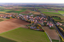 Vue aérienne de Vue du village depuis le nord à le quartier Effeldorf in Dettelbach dans le département Bavière, Allemagne