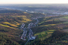 Vue aérienne de Le paysage de la vallée entouré de vignobles à Randersacker dans le département Bavière, Allemagne