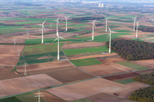 Vue aérienne de Éoliennes (WEA) - éolienne - dans un champ à Schwanfeld dans le département Bavière, Allemagne
