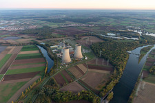 Vue aérienne de Les rives du Main devant la centrale nucléaire désaffectée de Schweinfurt à Garstadt à Grafenrheinfeld dans le département Bavière, Allemagne