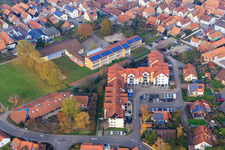 Vue aérienne de Salle des fêtes et Florentinusplatz à Rheinzabern dans le département Rhénanie-Palatinat, Allemagne