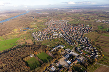 Vue aérienne de Vue des rues et des maisons dans les quartiers résidentiels à Au am Rhein dans le département Bade-Wurtemberg, Allemagne