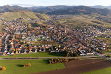 Vue aérienne de Vue de la ville depuis l'ouest à le quartier Steinbach in Baden-Baden dans le département Bade-Wurtemberg, Allemagne