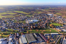 Vue aérienne de Vue de la ville depuis l'est à le quartier Vimbuch in Bühl dans le département Bade-Wurtemberg, Allemagne
