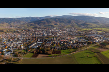 Vue aérienne de Zone urbaine avec périphérie et centre-ville en bordure de la Forêt-Noire à Bühl dans le département Bade-Wurtemberg, Allemagne