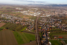 Vue aérienne de Ligne ferroviaire à grande vitesse vers le nord à le quartier Fautenbach in Achern dans le département Bade-Wurtemberg, Allemagne