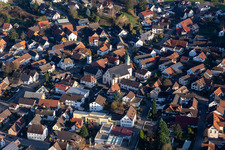 Vue aérienne de Bâtiments d'église avec toits photovoltaïques en Önsbach à le quartier Önsbach in Achern dans le département Bade-Wurtemberg, Allemagne