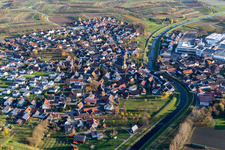 Vue aérienne de Les rives de la rivière Rench en Stadelhofen à le quartier Stadelhofen in Oberkirch dans le département Bade-Wurtemberg, Allemagne