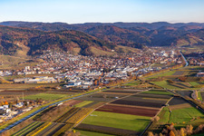 Vue aérienne de Vue de la ville sur les rives de la rivière Rench à la lisière de la Forêt-Noire à le quartier Gaisbach in Oberkirch dans le département Bade-Wurtemberg, Allemagne