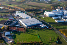 Vue aérienne de Locaux de l'entreprise HELIA Ladenbau GmbH sur la B28 avec halls, bâtiments d'entreprise et installations de production à Nussbach à le quartier Nußbach in Oberkirch dans le département Bade-Wurtemberg, Allemagne