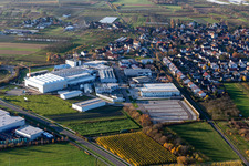Vue aérienne de Locaux de Siebdruck Service Welle GmbH et Ernst Umformtechnik GmbH sur la B28 avec halls, bâtiments d'entreprise et installations de production entre Zusenhofen et Nussbach à le quartier Zusenhofen in Oberkirch dans le département Bade-Wurtemberg, Allemagne