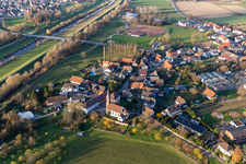 Vue aérienne de Bâtiment d'église au centre-ville à le quartier Bühl in Offenburg dans le département Bade-Wurtemberg, Allemagne