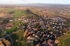 Vue aérienne de Vue du village en bordure des champs agricoles et des terrains de sport à le quartier Bühl in Offenburg dans le département Bade-Wurtemberg, Allemagne