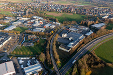 Vue aérienne de Zone industrielle et commerciale Im Lossenfeld avec l'usine de viande et de charcuterie Lackmann GmbH, hilzinger GmbH - Fenêtres + Portes à Willstätt dans le département Bade-Wurtemberg, Allemagne