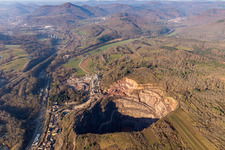 Vue aérienne de Carrière d'extraction et d'extraction de basalte de la Basalt-Actien-Gesellschaft à Albersweiler à le quartier Queichhambach in Annweiler am Trifels dans le département Rhénanie-Palatinat, Allemagne