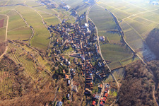 Vue aérienne de Vue du village viticole depuis l'ouest à Leinsweiler dans le département Rhénanie-Palatinat, Allemagne