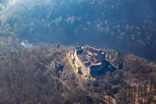 Vue aérienne de Ruines du château de Landeck à Klingenmünster dans le département Rhénanie-Palatinat, Allemagne