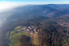 Vue aérienne de Écurie frite au monastère de Liebfrauenberg à Bad Bergzabern dans le département Rhénanie-Palatinat, Allemagne