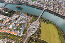 Vue aérienne de Poste frontière - installation douanière pour le passage de la frontière sur le Rhin via le pont Fridolins jusqu'à Stein en Suisse à Bad Säckingen dans le département Bade-Wurtemberg, Allemagne