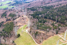 Vue aérienne de Tracé de la ligne à haute tension à le quartier Bergalingen in Rickenbach dans le département Bade-Wurtemberg, Allemagne