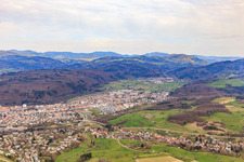 Vue aérienne de Vue de la ville depuis le sud à le quartier Fahrnau in Schopfheim dans le département Bade-Wurtemberg, Allemagne