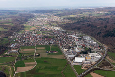 Vue aérienne de Le paysage de vallée de la prairie entourée de montagnes à Maulburg dans le département Bade-Wurtemberg, Allemagne