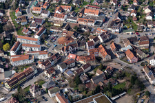 Vue aérienne de Ensemble carré avec épicerie Neukauf à 16 angles et au centre-ville à Steinen dans le département Bade-Wurtemberg, Allemagne
