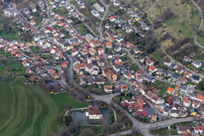 Vue aérienne de Château d'eau d'Inzlingen et vue sur la ville depuis les rues et les maisons à le quartier Oberinzlingen in Inzlingen dans le département Bade-Wurtemberg, Allemagne