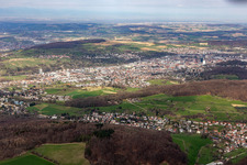 Vue aérienne de Zone urbaine avec périphérie et centre-ville à Lörrach dans le département Bade-Wurtemberg, Allemagne