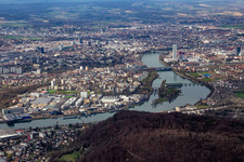Vue aérienne de Vue sur la ville, sur les rives du Rhin et de Bâle à Birsfelden dans le département Paysage bâlois, Suisse
