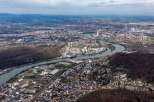 Vue aérienne de Vue sur la ville, sur les rives du Rhin et de Bâle à Birsfelden dans le département Paysage bâlois, Suisse