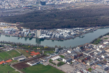 Vue aérienne de Le parc de stockage de l'Auhafen à Muttenz en Suisse. Le port rhénan, situé sur les rives du Rhin, est utilisé pour le manutention de marchandises destinées à l'industrie et de produits pétroliers. à Birsfelden dans le département Paysage bâlois, Suisse