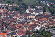 Vue aérienne de L'église Sainte-Marie derrière la mairie dans le vieux centre-ville à le quartier Einach in Gengenbach dans le département Bade-Wurtemberg, Allemagne