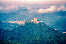 Vue aérienne de Château de Trifels vu de l'ouest à le quartier Bindersbach in Annweiler am Trifels dans le département Rhénanie-Palatinat, Allemagne