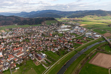 Vue aérienne de Les rives de la Kinzig à le quartier Eisensprung in Biberach dans le département Bade-Wurtemberg, Allemagne