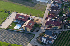 Vue oblique de Hôtel Gasthaus Mosers Blume à le quartier Bollenbach in Haslach im Kinzigtal dans le département Bade-Wurtemberg, Allemagne