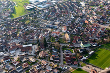 Vue aérienne de Église paroissiale de la Sainte-Croix à Steinach dans le département Bade-Wurtemberg, Allemagne