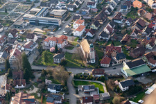 Vue aérienne de Église paroissiale de la Sainte-Croix à Steinach dans le département Bade-Wurtemberg, Allemagne