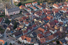 Vue aérienne de Quartier de la vieille ville et centre-ville à Zell am Harmersbach dans le département Bade-Wurtemberg, Allemagne
