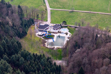 Vue aérienne de Piscine en terrasse forestière à Biberach dans le département Bade-Wurtemberg, Allemagne