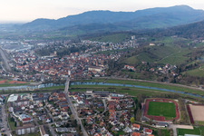 Vue aérienne de Les rives de la Kinzig à le quartier Einach in Gengenbach dans le département Bade-Wurtemberg, Allemagne
