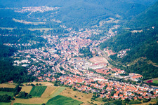 Vue d'oiseau de Annweiler am Trifels dans le département Rhénanie-Palatinat, Allemagne