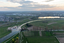 Vue aérienne de Kinzig devant le lac Gifiz à le quartier Elgersweier in Offenburg dans le département Bade-Wurtemberg, Allemagne