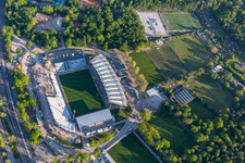 Chantier d'agrandissement et de reconstruction du complexe sportif du stade KSC « Wildparkstadion » à le quartier Innenstadt-Ost in Karlsruhe dans le département Bade-Wurtemberg, Allemagne d'en haut