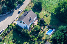 Vue aérienne de À Wingertsberg à le quartier Gräfenhausen in Annweiler am Trifels dans le département Rhénanie-Palatinat, Allemagne