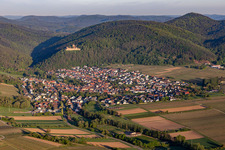 Vue aérienne de Château de Landeck à Klingenmünster dans le département Rhénanie-Palatinat, Allemagne