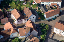 Vue aérienne de Krummgasse à le quartier Gräfenhausen in Annweiler am Trifels dans le département Rhénanie-Palatinat, Allemagne