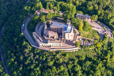 Vue aérienne de Complexe du château du "Hambacher Schloss à le quartier Diedesfeld in Neustadt an der Weinstraße dans le département Rhénanie-Palatinat, Allemagne