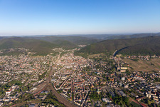 Vue aérienne de Gleisdreieck et Speyerbachtal à Neustadt an der Weinstraße dans le département Rhénanie-Palatinat, Allemagne