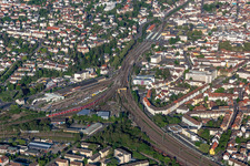 Vue aérienne de Tracé du passage à niveau des systèmes ferroviaires et ferroviaires de la Deutsche Bahn à Neustadt an der Weinstraße dans le département Rhénanie-Palatinat, Allemagne